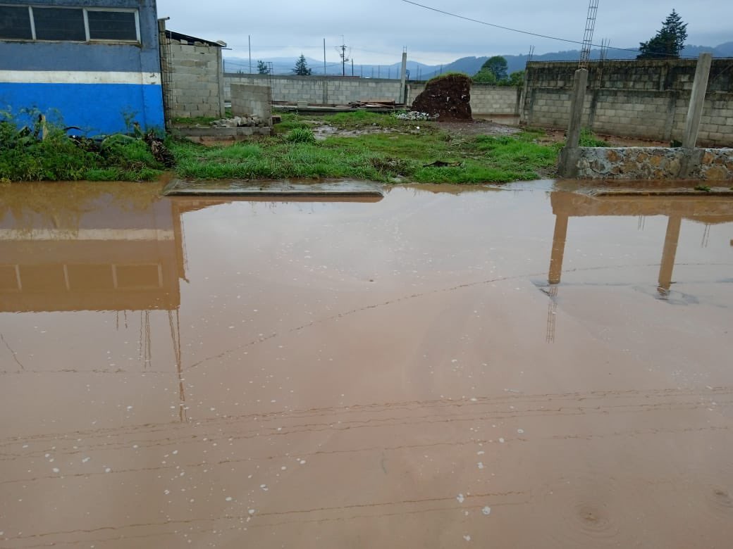 El desplome de una barda y otras afectaciones dejó la fuerte lluvia en Ahuazotepec 