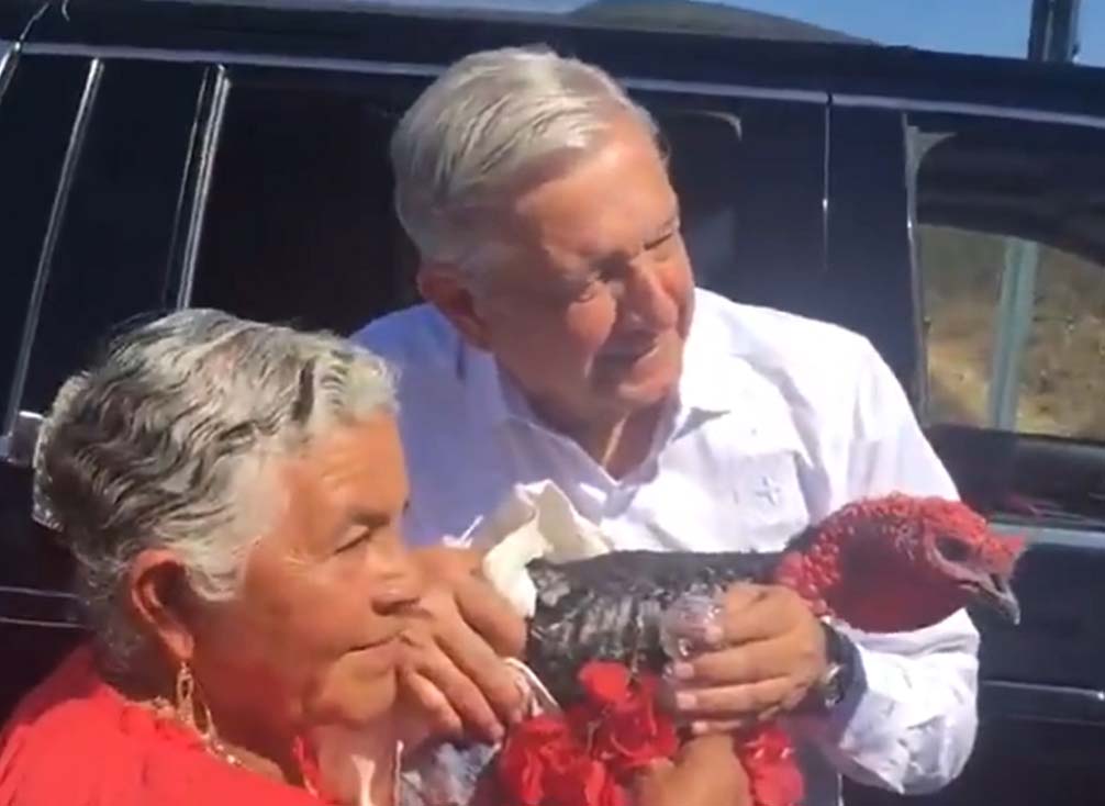 AMLO olvida sana distancia en visita a Oaxaca