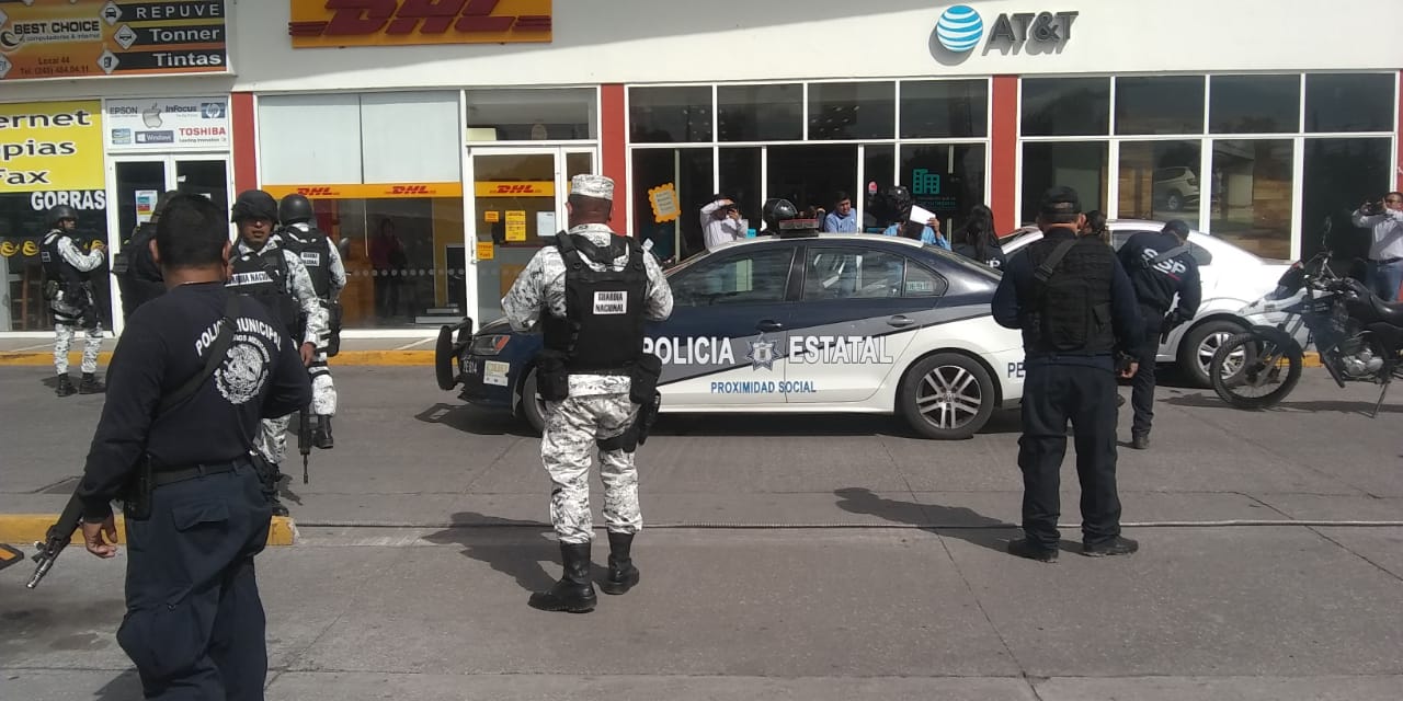 Sujetos se niegan a entregar auto robado a la Guardia Nacional en Texmelucan