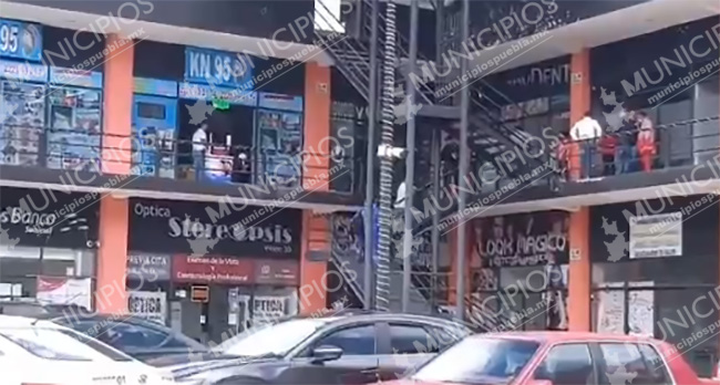 VIDEO Fallece guardia de seguridad tras vomitar sangre en Plaza Danisa en Puebla