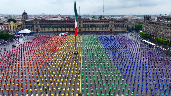 La bandera del Orgullo LGBTQ+ más grande del mundo, pintó de colores el zócalo capitalino 