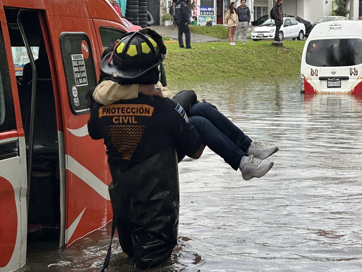 PC estatal y municipal, rescatan a poblanos atrapados por las lluvias