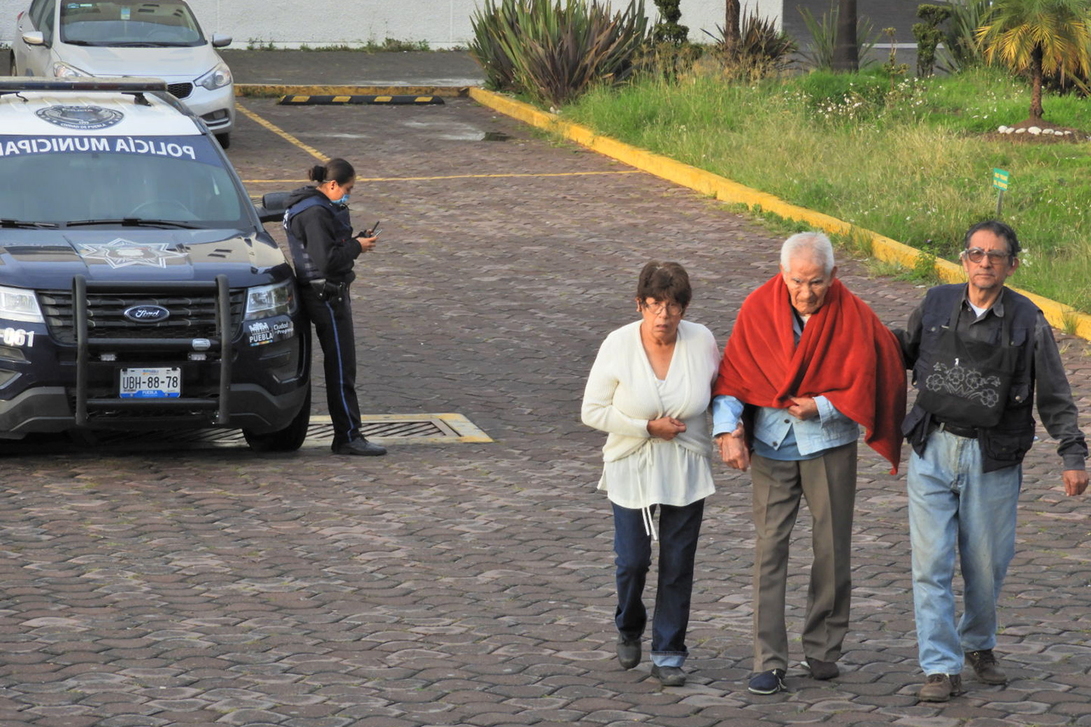 Regresan a sus actividades vecinos de Villa Frontera 