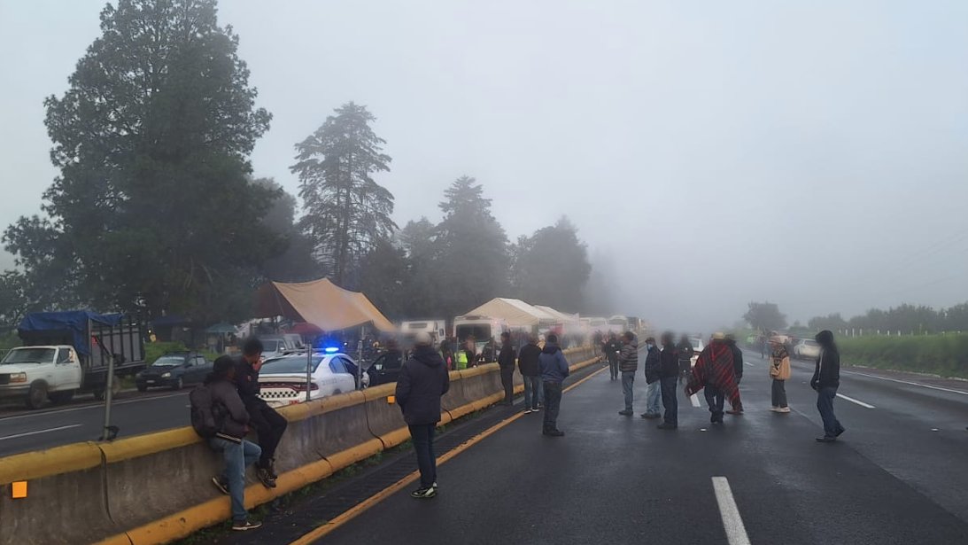 Suman más de 20 horas de bloqueo en la autopista México-Puebla