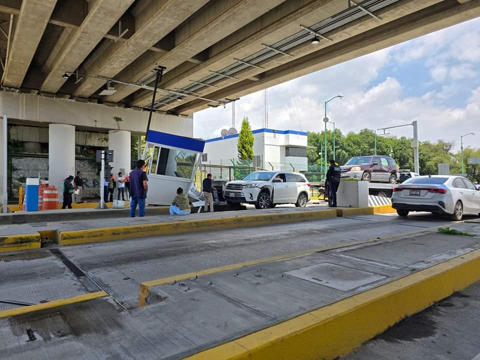 VIDEO Imprudencia de chófer provoca accidente en caseta en la Tlaxcala-Puebla