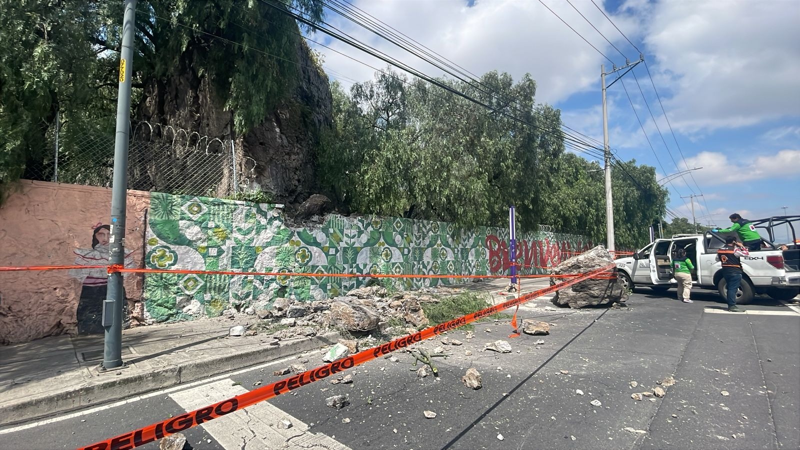 Roca enorme cae del Cerro del Tepeyac y lesiona a un hombre 