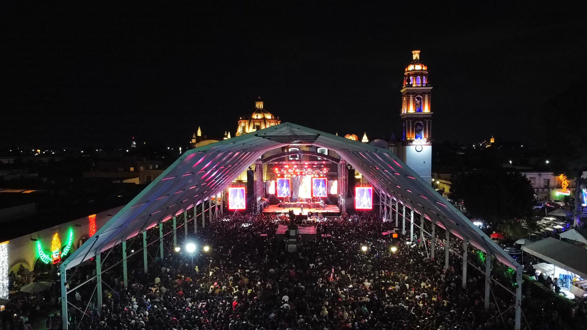 Con luces de colores y una firma de convenio inicia la fiesta de los cholultecas