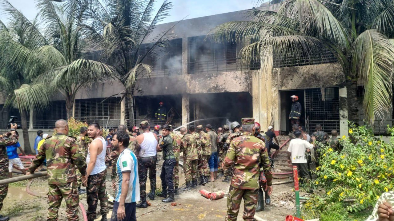 Avión militar se estrella contra escuela y deja al menos 19 muertos en Bangladesh