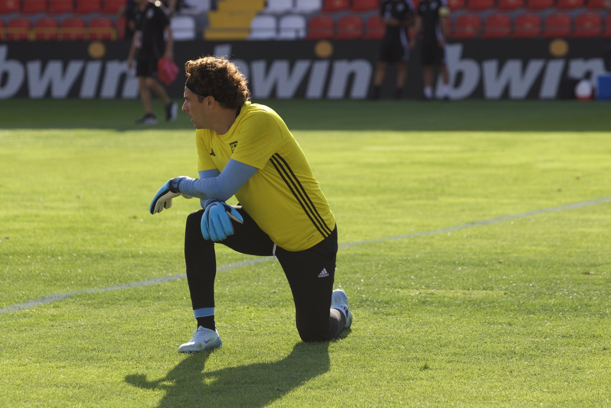 Guillermo Ochoa debuta con éxito con el AVS