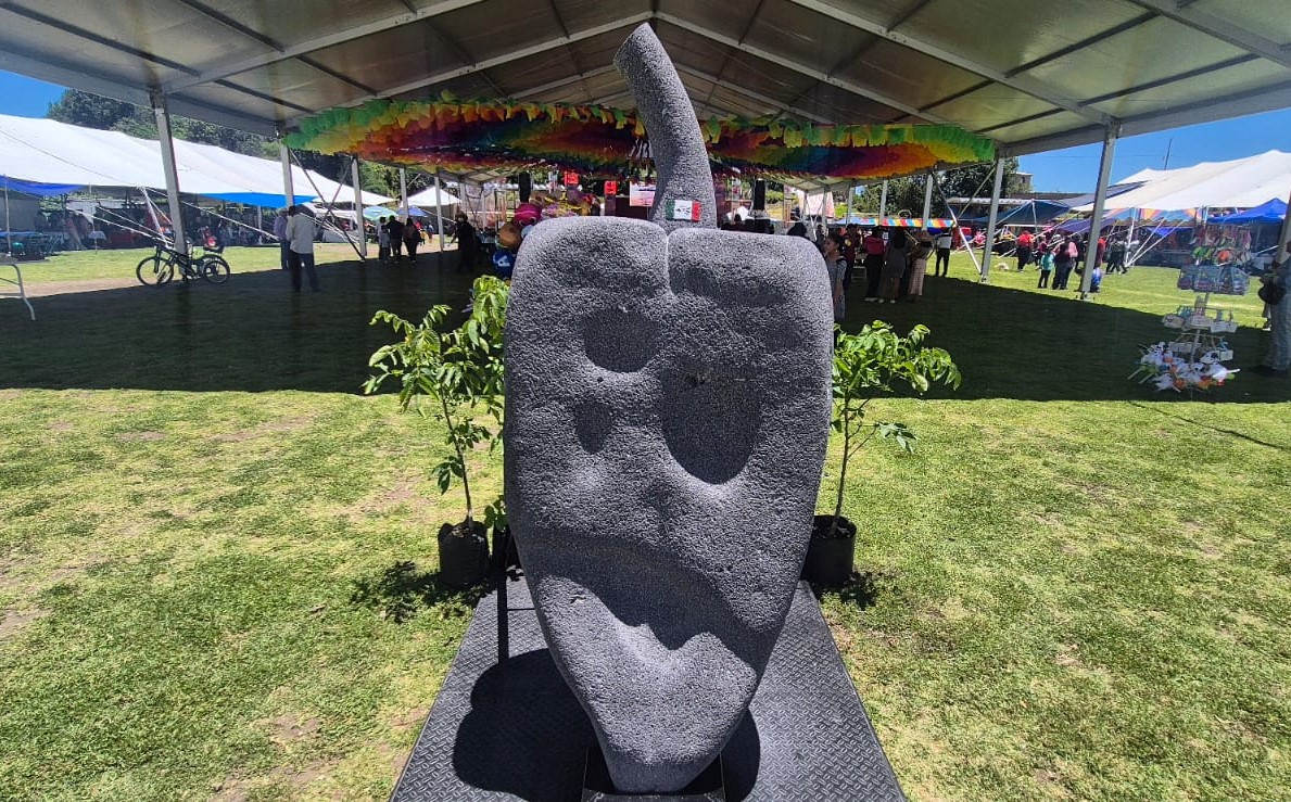 Crean Chile en Nogada de piedra volcánica en San Nicolás de los Ranchos 