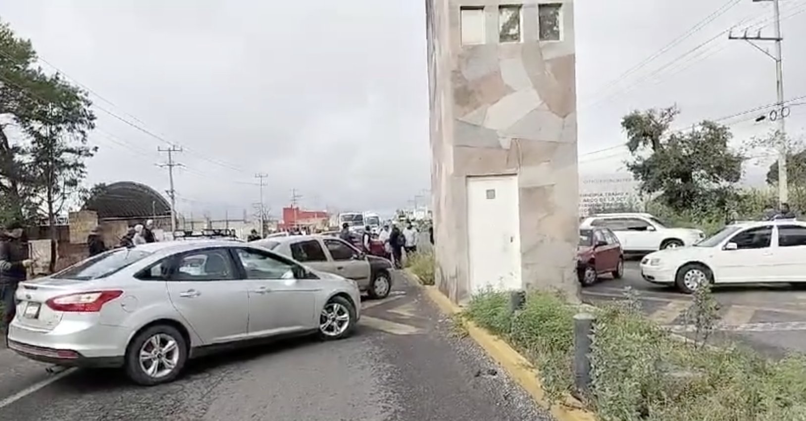 Taxistas bloquean entrada de Acajete para exigir la salida del transporte pirata