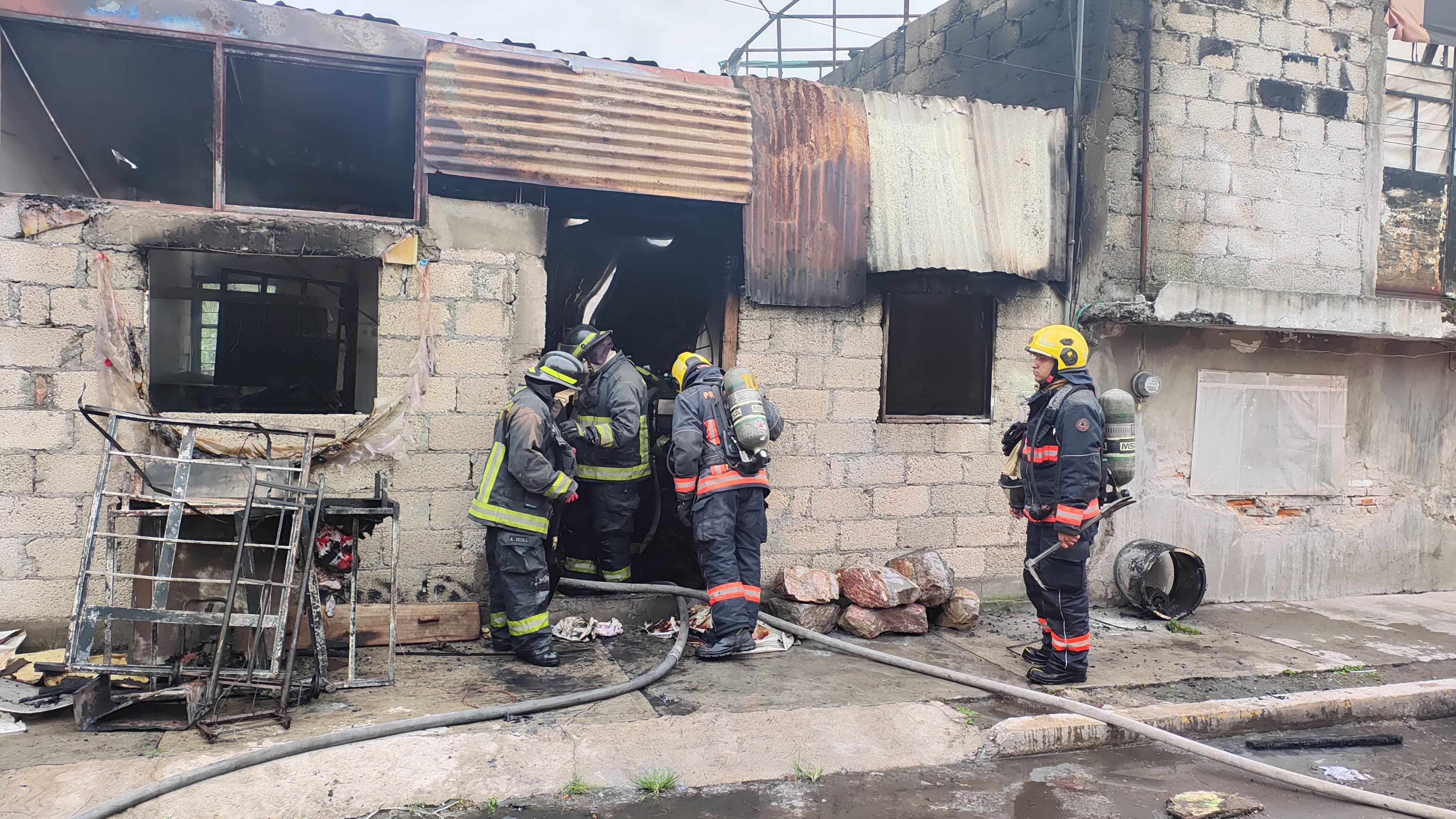 Incendio en una casa en Puebla capital deja una persona herida