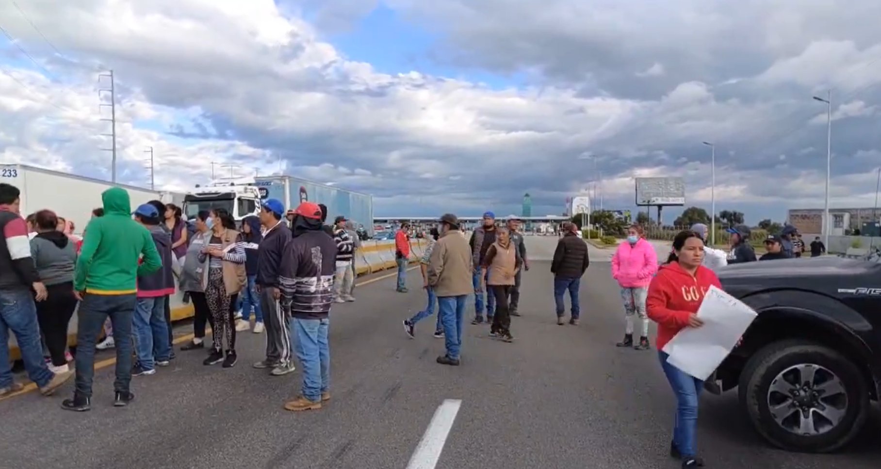 Bloquean la México-Puebla a la altura de Texmelucan por desaparición de un menor