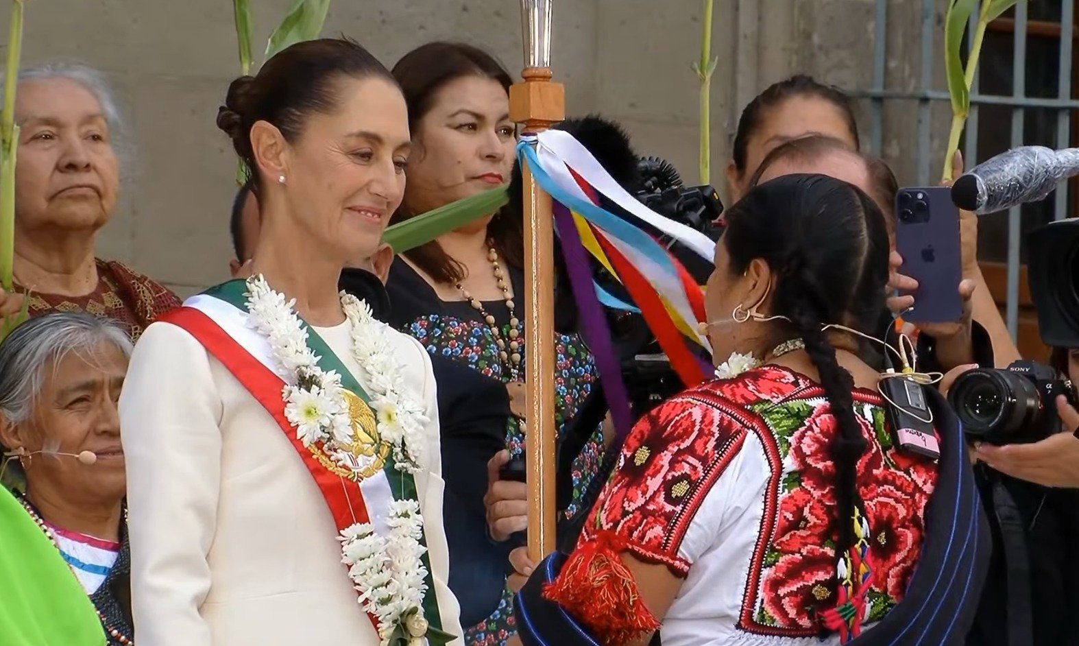 Sheinbaum recibe el bastón de mando en el Zócalo de la CDMX