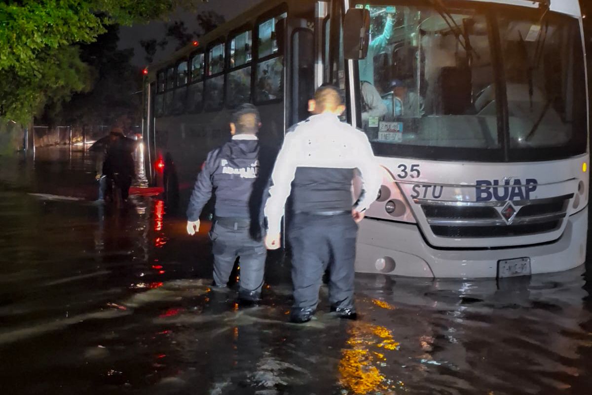 Policía Auxiliar rescata a estudiantes de la BUAP varados por la tormenta en Puebla