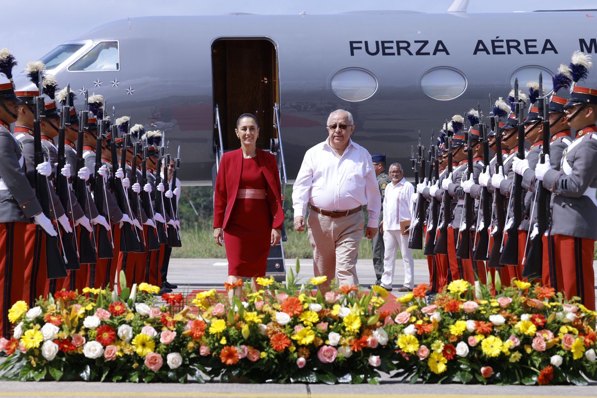 Arriba Claudia Sheinbaum a Guatemala para reunión con Arévalo
