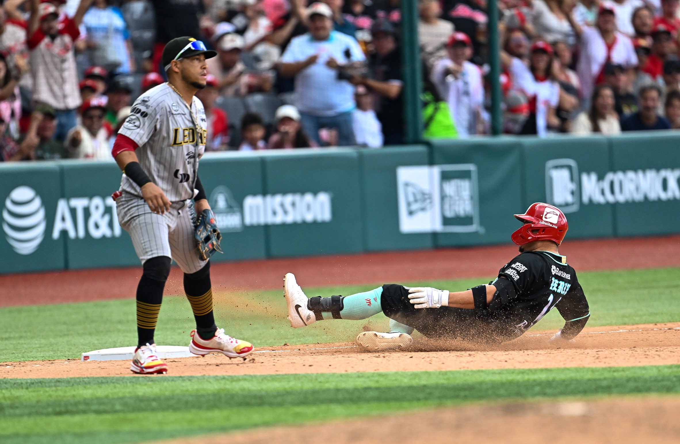 VIDEO Diablos Rojos se va arriba 2-0 con otra tarde explosiva