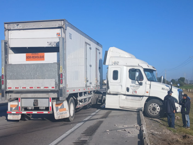 Tráiler es perseguido por delincuentes y termina estrellado en la Puebla-Orizaba