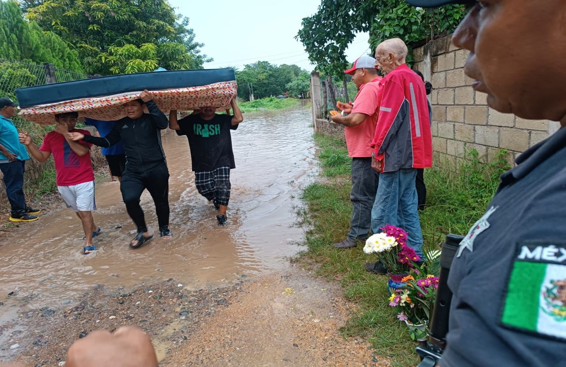 John sigue con trayectoria lenta y variable hacia litoral de Michoacán