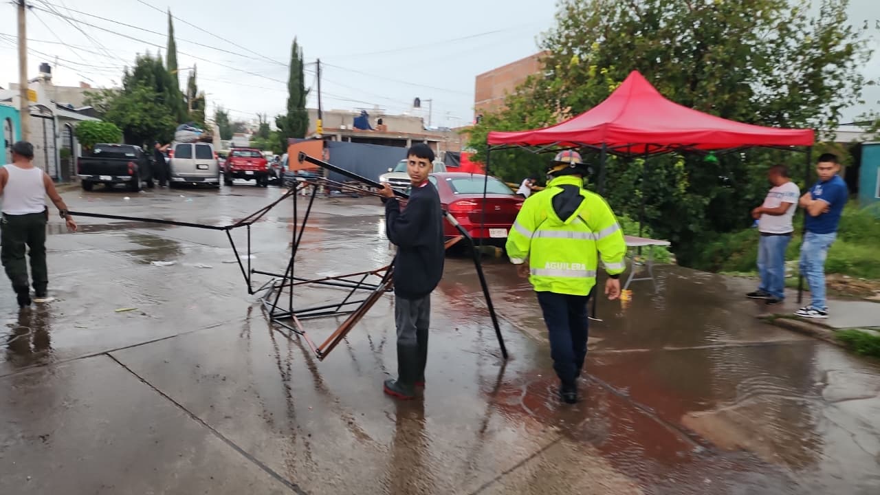 Lluvias provocan inundación en Aguascalientes, la corriente arrastró a tianguistas 
