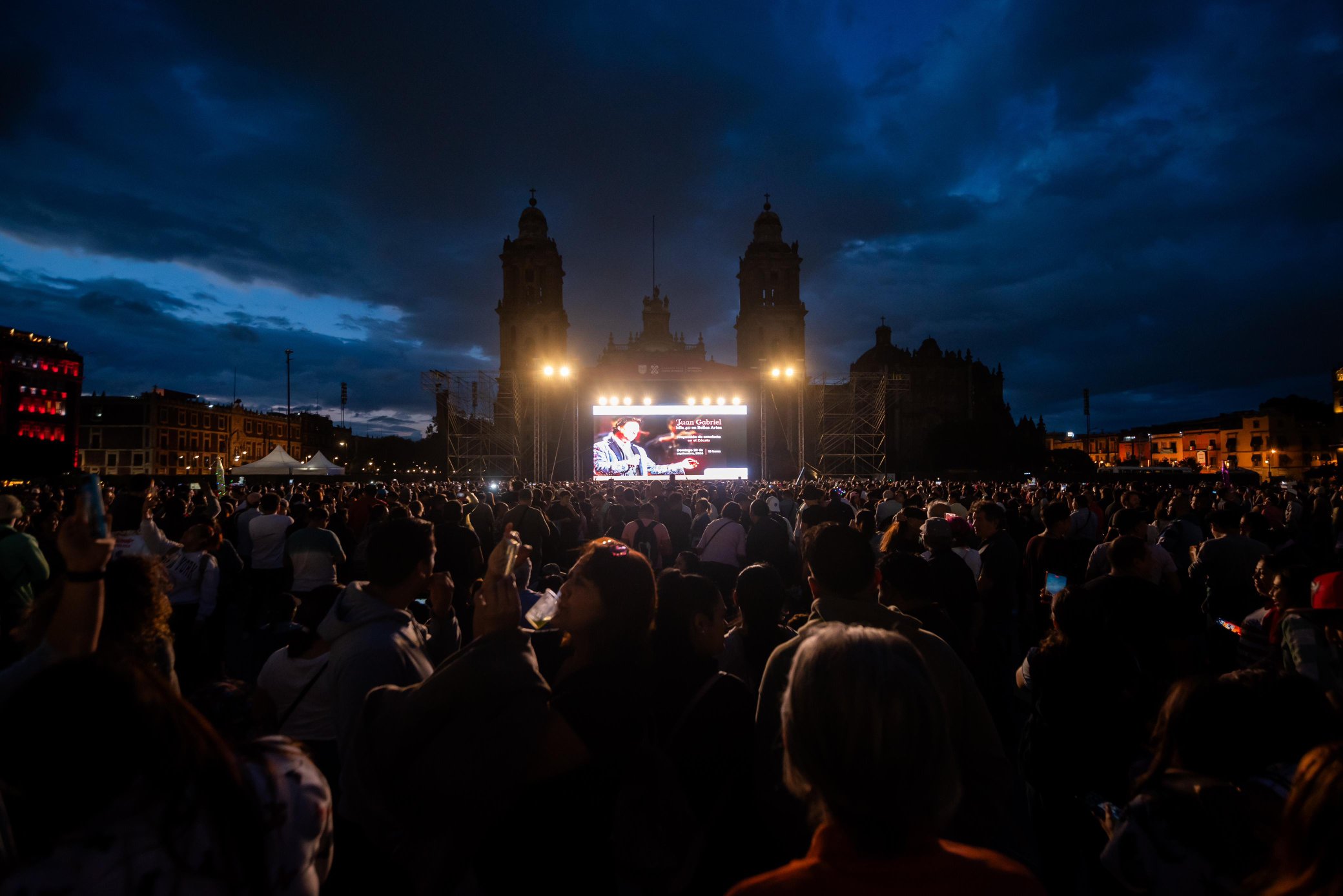 Más de 70 mil reúne protección de concierto de Juan Gabriel en Zócalo de la CDMX