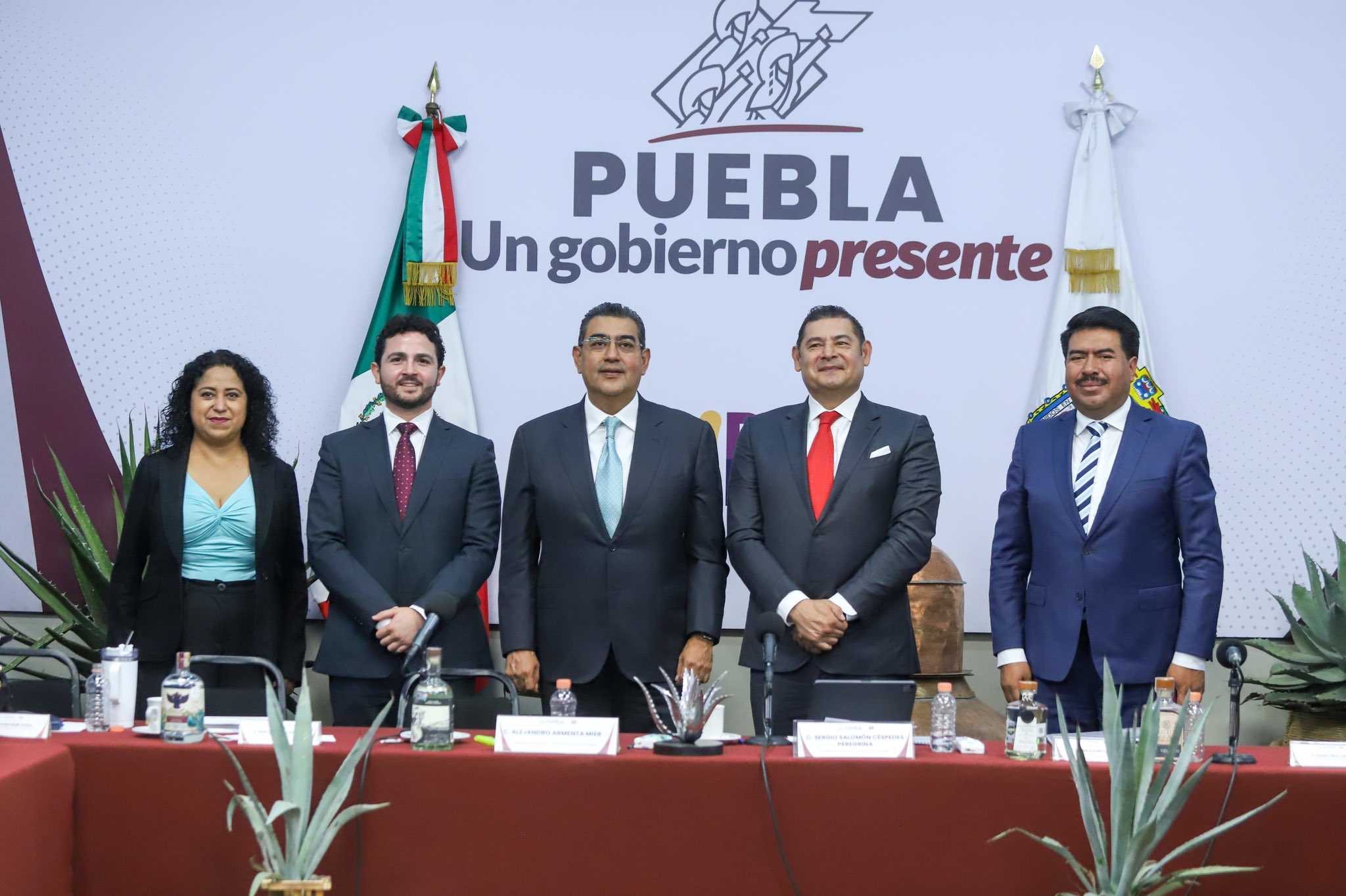  Puebla será líder en electromovilidad con millonaria inversión de VW: Céspedes y Armenta 