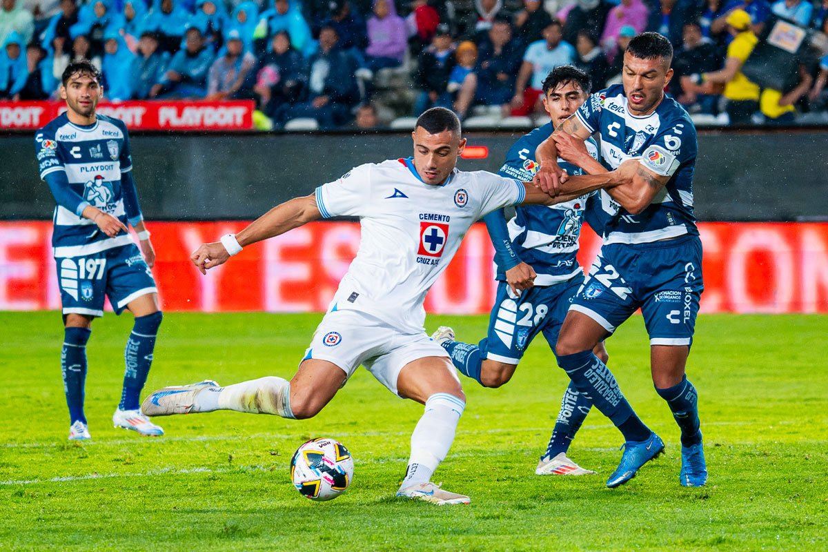 VIDEO Cruz Azul se reafirma como líder tras vencer a Pachuca