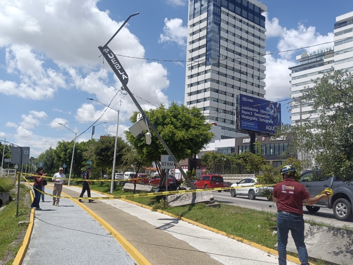 Acordonan ciclopista en el Periférico Ecológico por caída de cámara