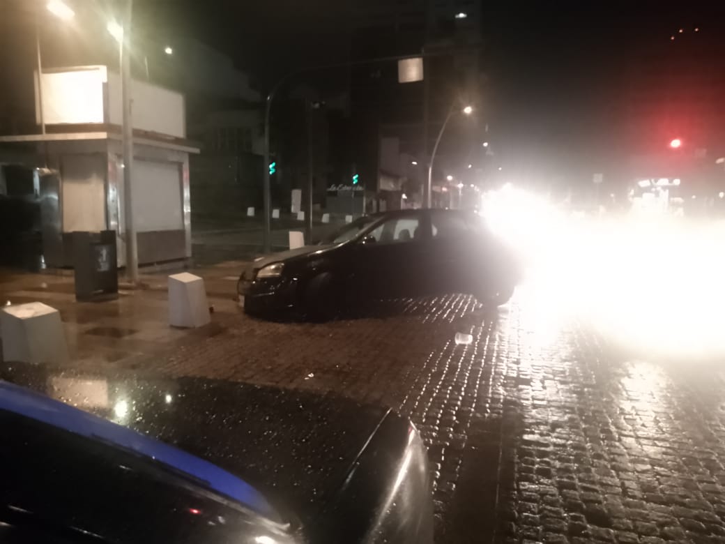 Chocan y dejan abandonado coche en la avenida Juárez