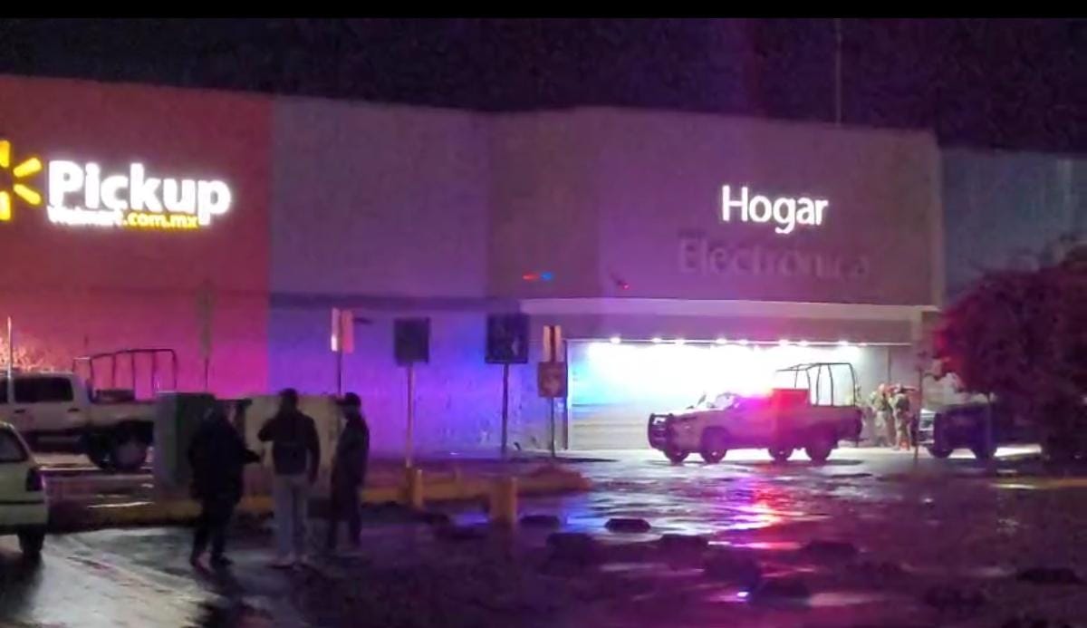 Amenaza de bomba desata pánico y movilización en Walmart de Morelia