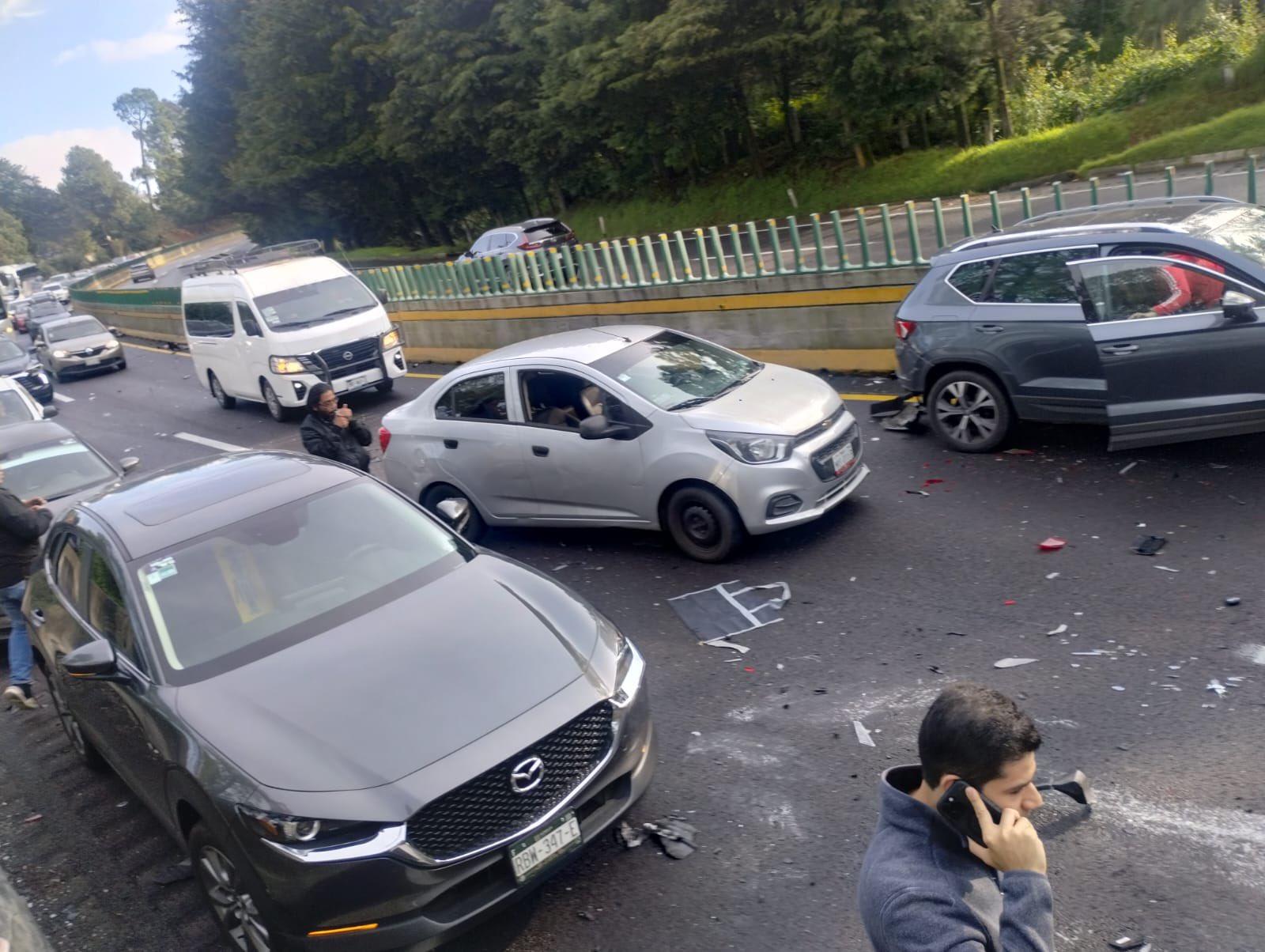 VIDEO Carambola registra caos vial en la México-Cuernavaca