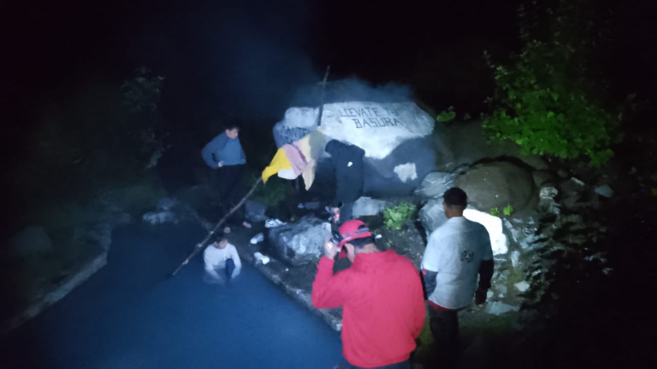 Jóvenes salen a divertirse y quedan atrapados las pozas del Barrio de Ixtlahuaca