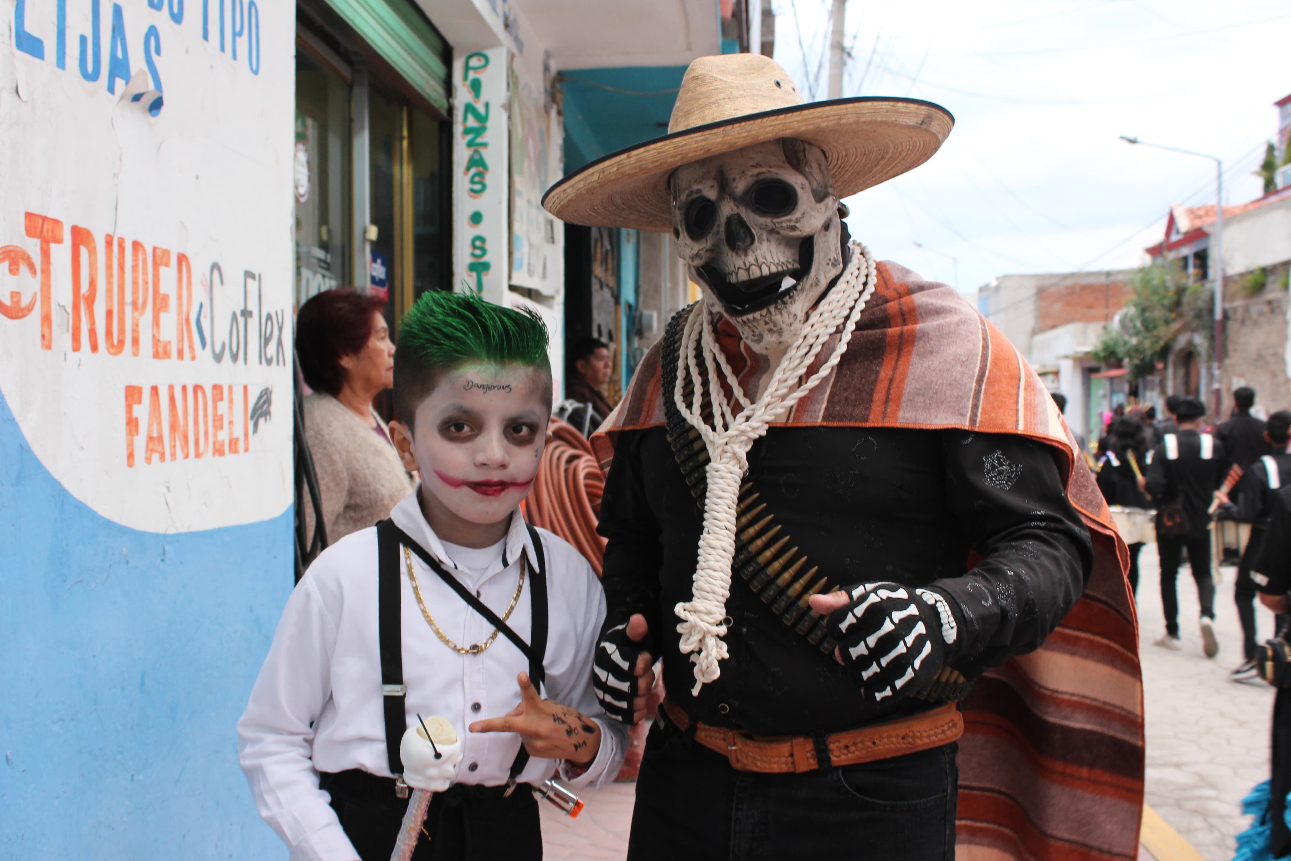 Desfile de catrinas y catrines reúne a más de mil 500 personas en Huejotzingo