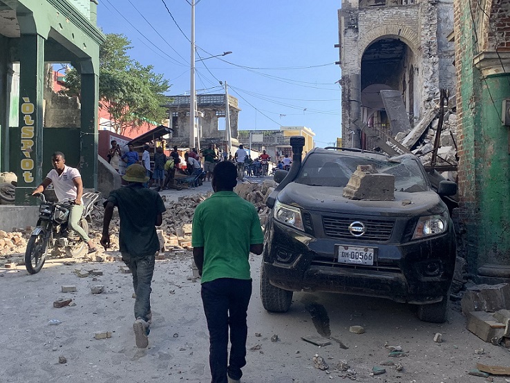 Ya suman 1,300 los muertos y 5,700 heridos tras terremoto en Haití