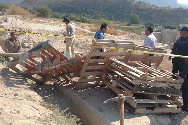 Albañiles encuentran posible osamenta prehispánica en Tehuacán