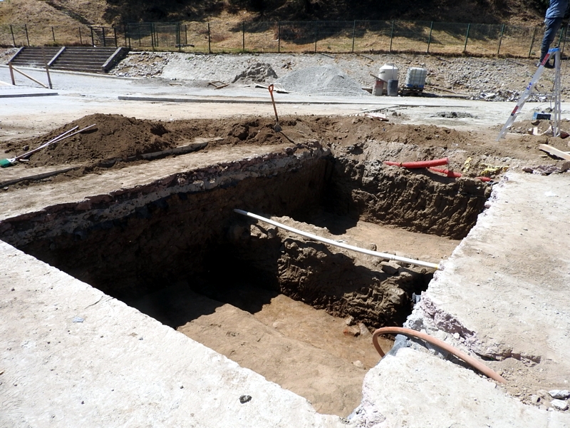 Suspende INAH obras en Cholula por hallazgo de muro prehispánico