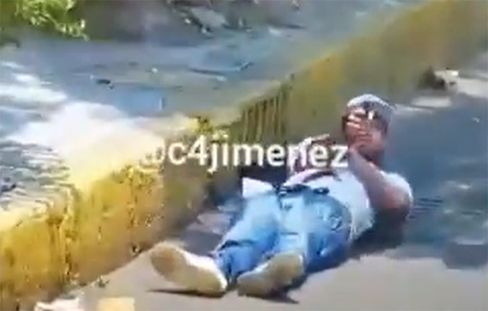 VIDEO Ladrón dispara a policía y recibe golpiza de pasajeros tras asalto