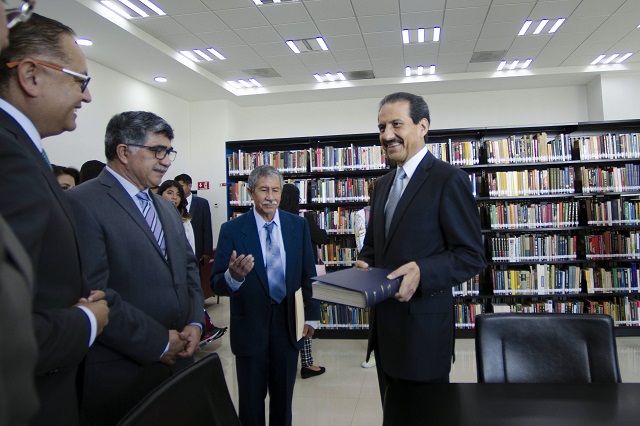 Reúnen colección de Harold V. McIntosh en Biblioteca de la BUAP