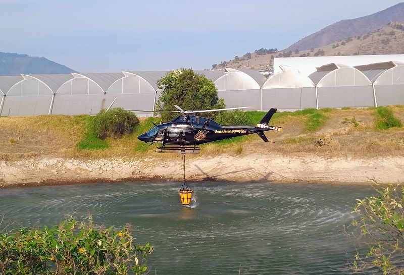 Suman a segundo helicóptero para combatir incendio en Aquixtla