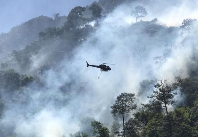 Aeronave cisterna combate incendio en Zacatlán