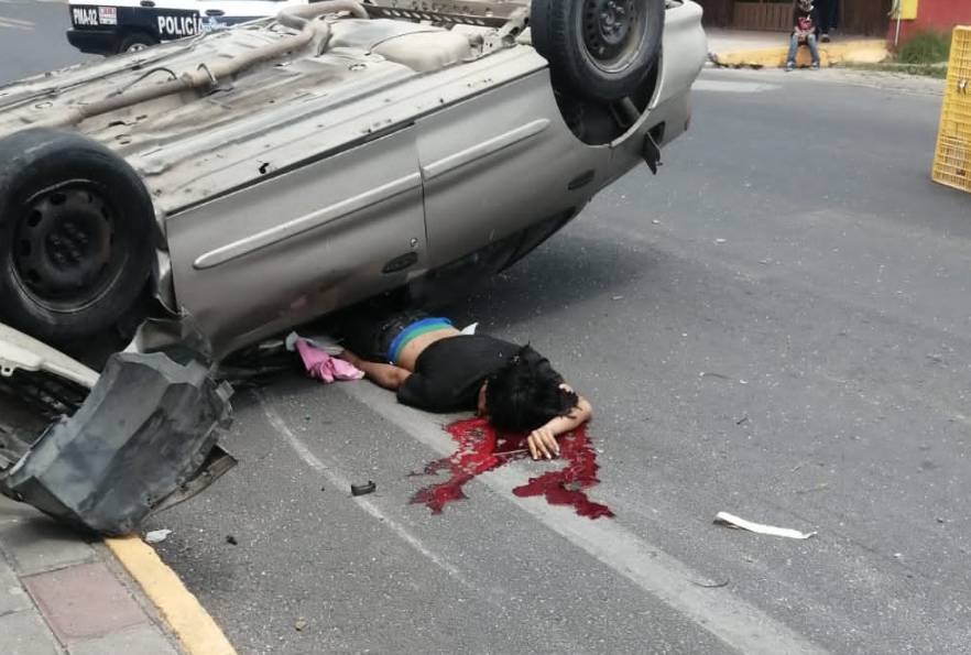 Hombre se salva de milagro tras volcar su vehículo en Tlaxcala