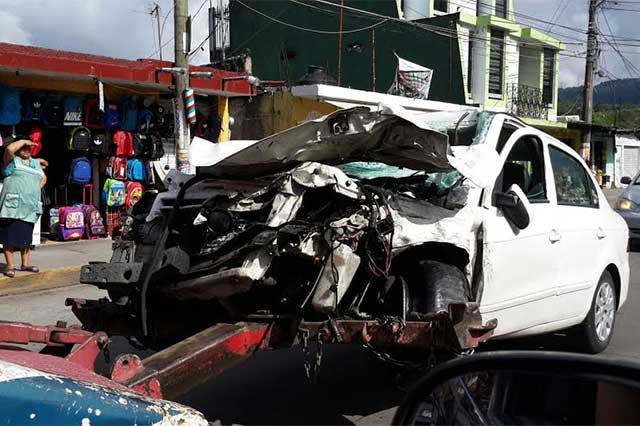 Un herido y un lesionado deja choque en Teziutlán