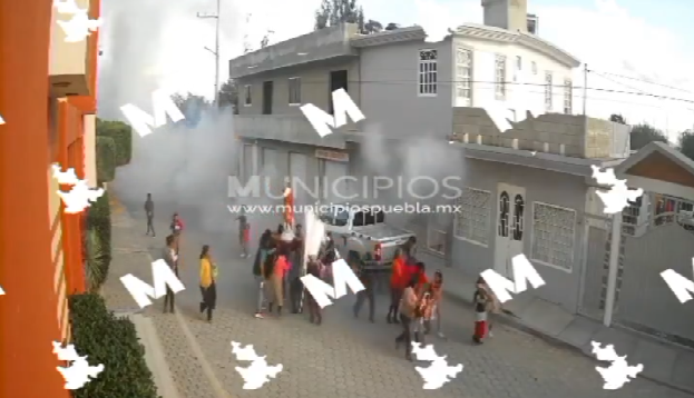 VIDEO Procesión religiosa casi termina en tragedia en Yehualtepec