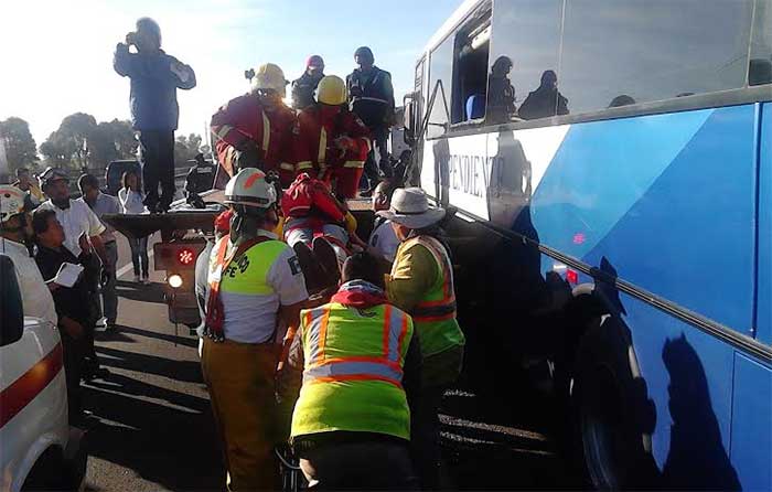 Choca en la México – Puebla autobús con 30 pasajeros abordo