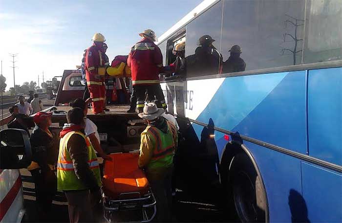 Choca en la México – Puebla autobús con 30 pasajeros abordo