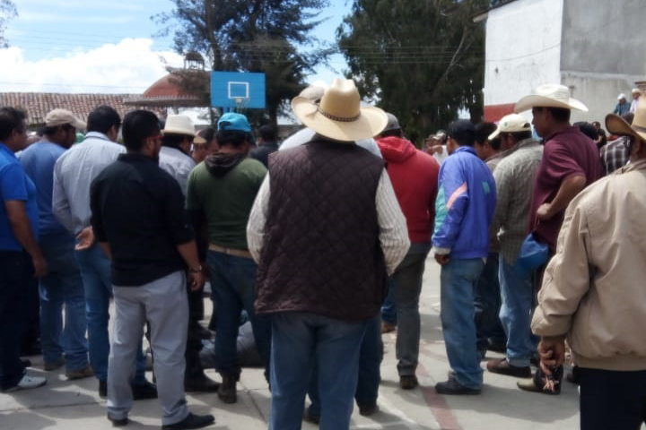 Pobladores de Hidalgo retienen a cuatro personas, y linchan a una