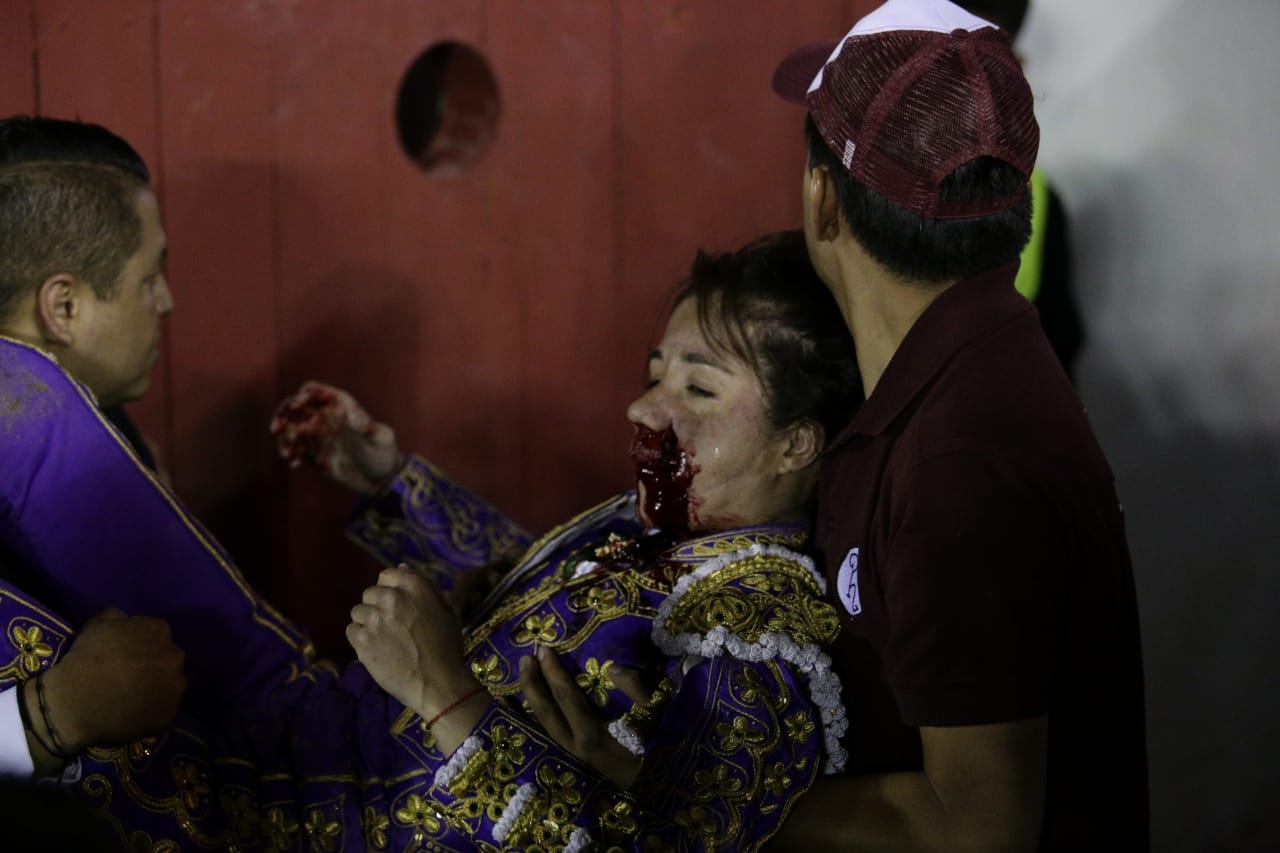 VIDEO Recibe de rodillas al toro y le fractura la mandíbula
