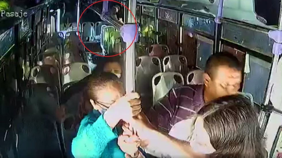 VIDEO La apuñala su esposo en autobús de Culiacán y nadie la ayuda