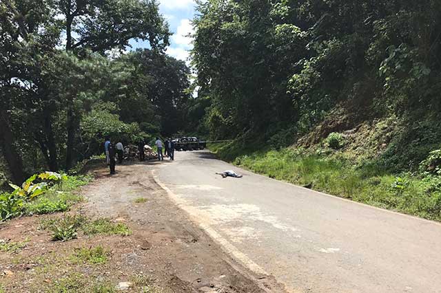 Hallan a hombre muerto en camino de Huauchinango