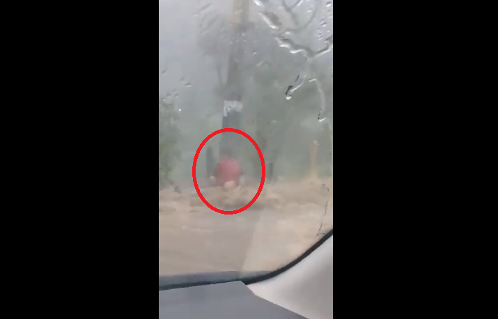 VIDEO Así fue arrastrado un joven por la fuerte lluvia